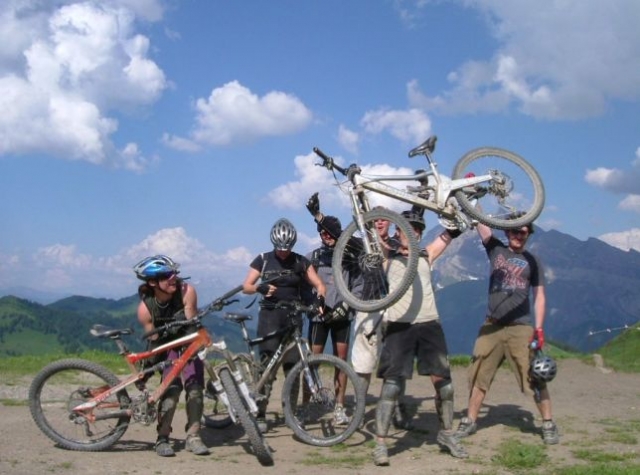  Wanderungen und Mountainbike-Kurse 